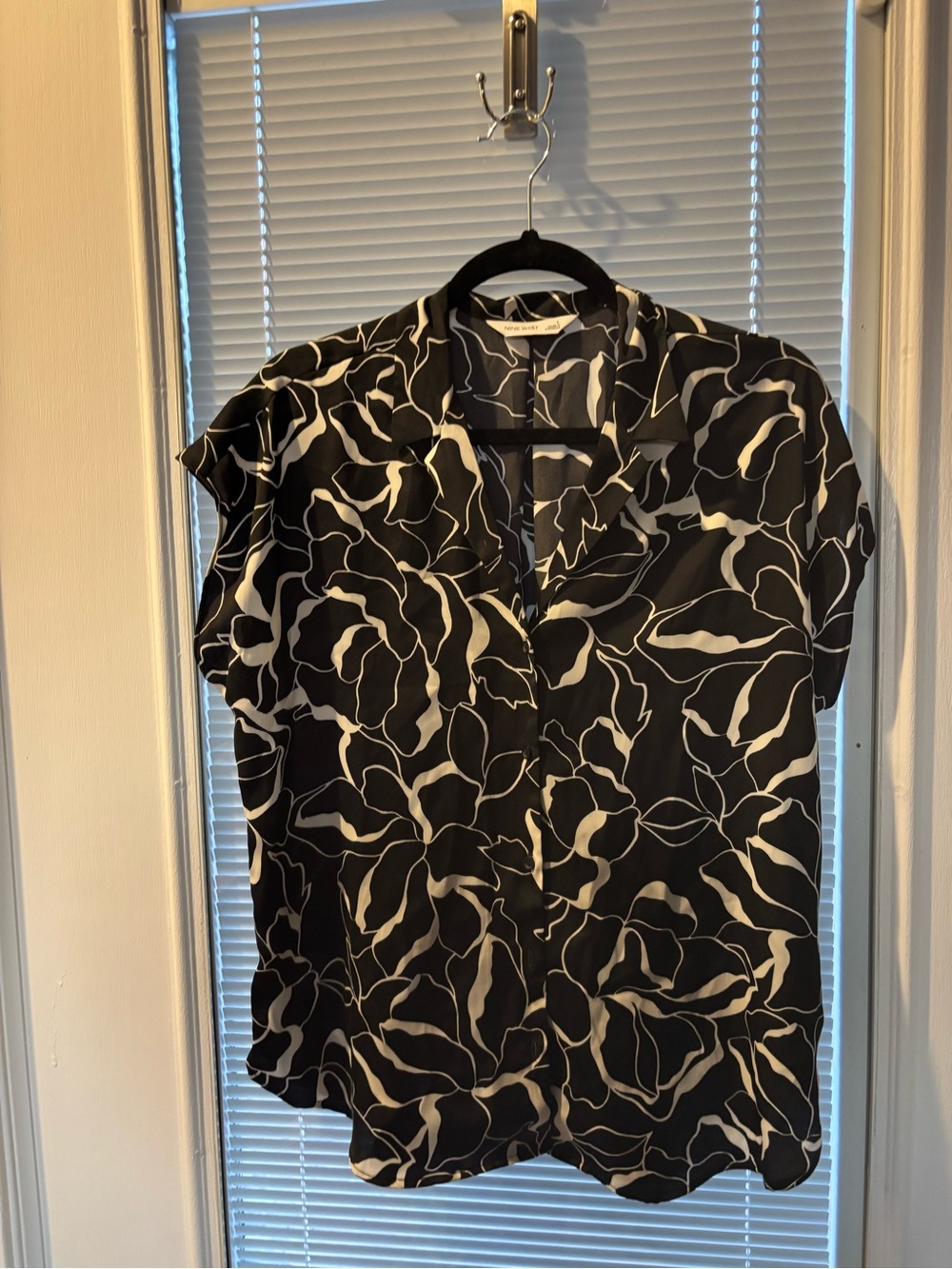 Black & White Floral Short-Sleeve Button Shirt - Unbranded